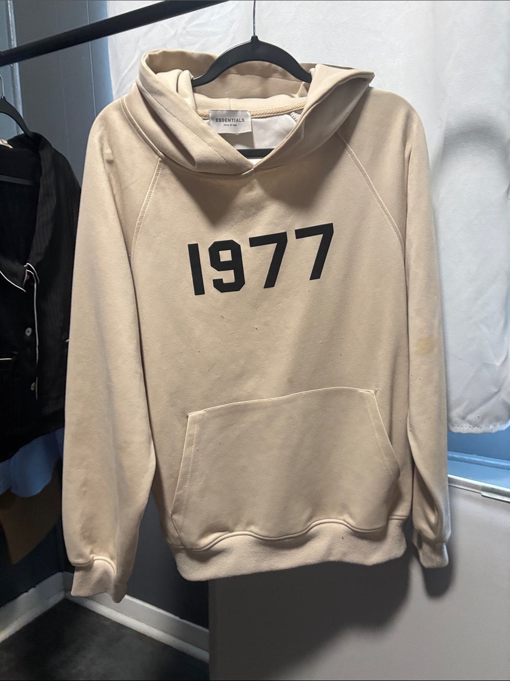 ESSENTIALS Beige Pullover Hoodie with 1977 Print M FEAR OF GOD